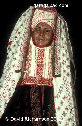 A manequin with a Qaraqalpaq aq jegde