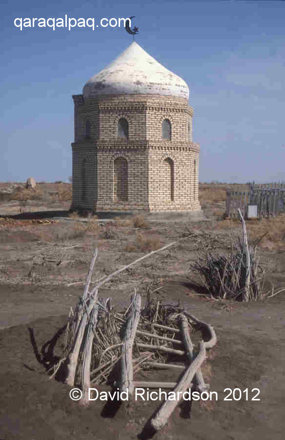 Qaraqalpaq mazar at Qipchaq